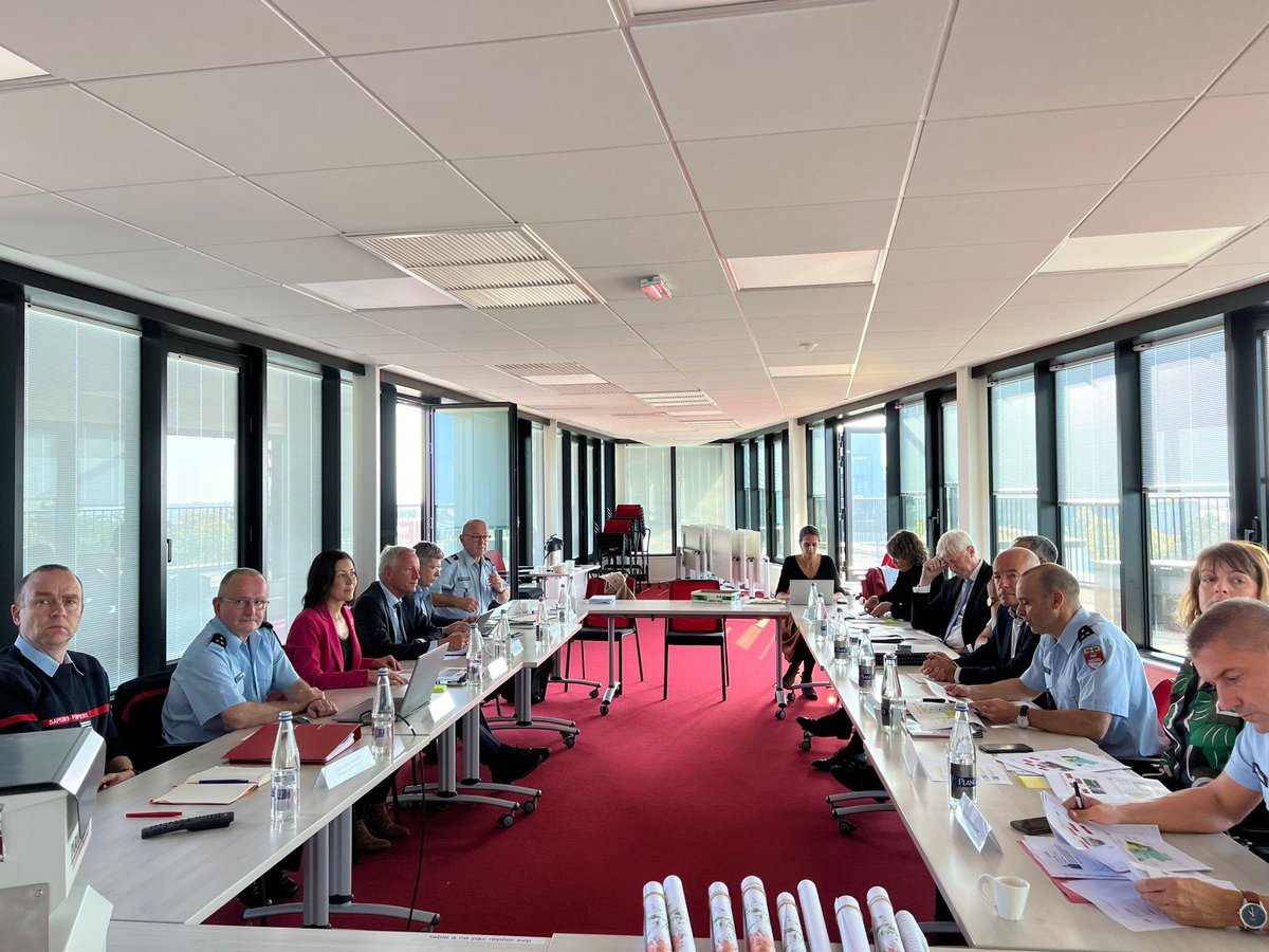 olivierrichefou's tweet photo. 🚒 Rencontre et temps d’échanges constructifs avec les Présidents et Directeurs des #SDIS ligériens cet après-midi au Département du @Maine_et_Loire avec pour objectif de renforcer encore plus la coopération entre nos Départements @sdis53 @SDIS_49 @SDIS_72 @SDIS44 @SDIS85 https://t.co/nlme1YKbeh