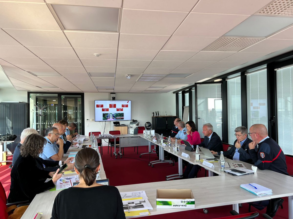 olivierrichefou's tweet photo. 🚒 Rencontre et temps d’échanges constructifs avec les Présidents et Directeurs des #SDIS ligériens cet après-midi au Département du @Maine_et_Loire avec pour objectif de renforcer encore plus la coopération entre nos Départements @sdis53 @SDIS_49 @SDIS_72 @SDIS44 @SDIS85 https://t.co/nlme1YKbeh