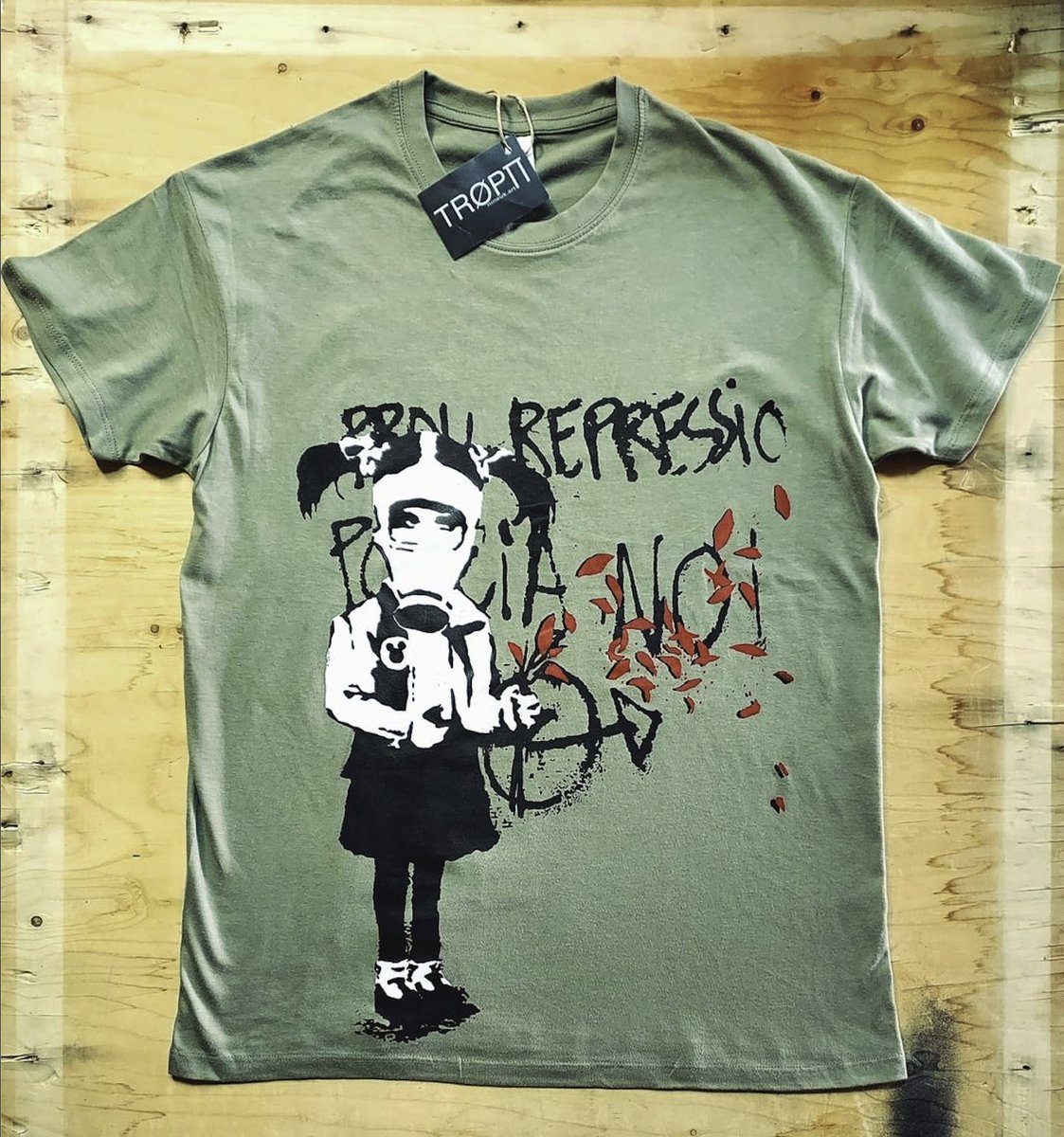 • TRØP∏ • 
YA ESTA EN LA CALLE 
[ BANKSY ] Ø • BARNA 
• nineuk.art • <a href="/nineuk_art/">nineuk.art</a> • nineuk.eus •
#Ethical #Bio #Vegan #ØrganiK #GudART
#TRØPЛ #NanKuruNaisa #S3RI #ART3 #D3SING