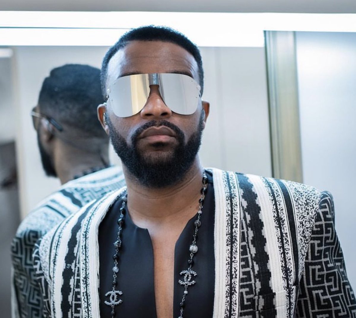 Bangrzfr's tweet photo. Félicitations à Fally Ipupa qui est devenu le 1er artiste congolais de l’histoire, né et basé au Congo, à obtenir un disque d’or en France avec son album « TOKOOOS » ! 

MAKASI. 🇨🇩 🦅 https://t.co/EdCetjNM4p