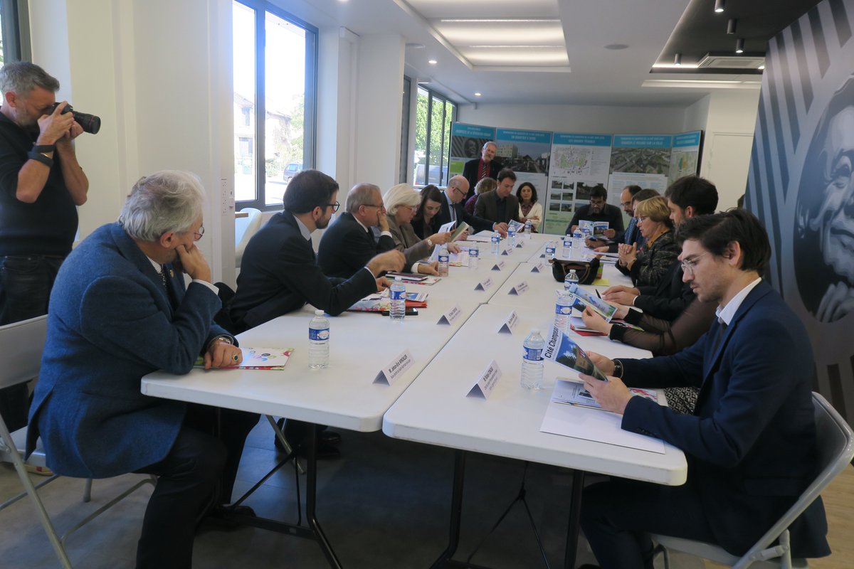 Dans le cadre de la #RénovationUrbaine de <a href="/ChanteloupLV/">Chanteloup-les-Vignes</a> &amp; <a href="/Les_Mureaux/">Ville des Mureaux</a>,  JJ Brot <a href="/Prefet78/">Préfet des Yvelines 🇫🇷</a> &amp; P. Courtade, préfet délégué #EgalitéDesChances, ont accueilli C. Vautrin, présidente de <a href="/AnruOfficiel/">ANRU</a> et sa délégation, en présence de <a href="/Les_Yvelines/">Les Yvelines</a>  👇