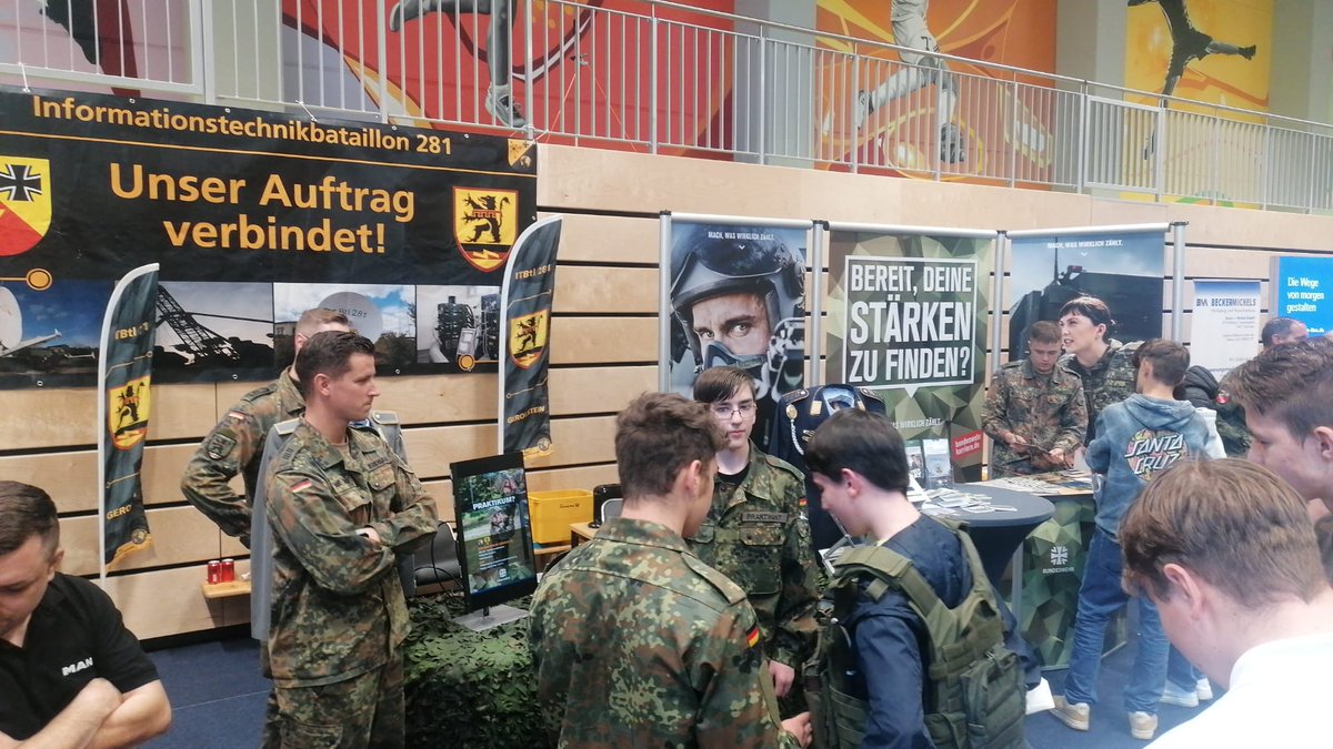 p66433093's tweet photo. INFORMATIONSTECHNIKBATAILON 281 Nachwuchsgewinnung auf Tour in Schweich. https://t.co/Opw6QHAHR8