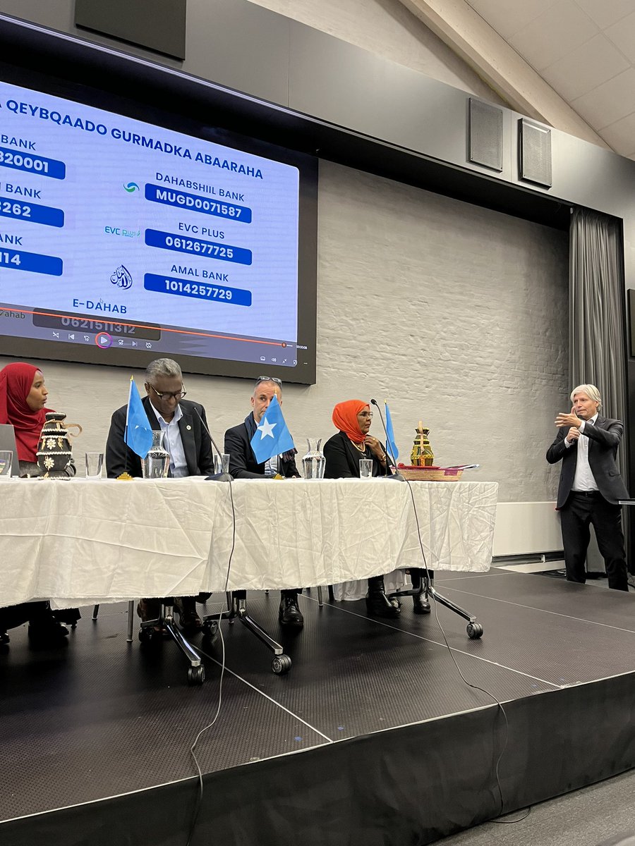 I kveld er både <a href="/Hawatako/">Marian Hussein</a> <a href="/olaelvestuen/">Ola Elvestuen</a> og <a href="/AAbdishakur/">Abdirahman Abdishakur</a> , representanter fra <a href="/ReddBarna/">Redd Barna</a> og <a href="/rodekorsnorge/">Norges Røde Kors</a> og somalisk sivilsamfunn samlet for å diskutere den pågående tørken i Somalia og mobilisere ressurser.