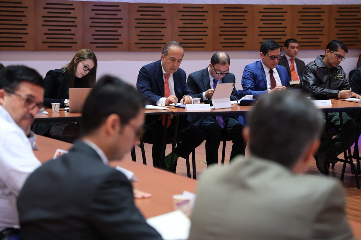 MinTransporteCo's tweet image. 4️⃣. Durante el encuentro, la administración del @BOG_ELDORADO dio a conocer que “El 1° de enero y el 30 de julio de 2022 fueron embarcados desde el Aeropuerto 3’211.024 pasajeros internacionales, de los cuales 1’367.932 se dirigieron hacia Europa, Canadá o Estados Unidos.