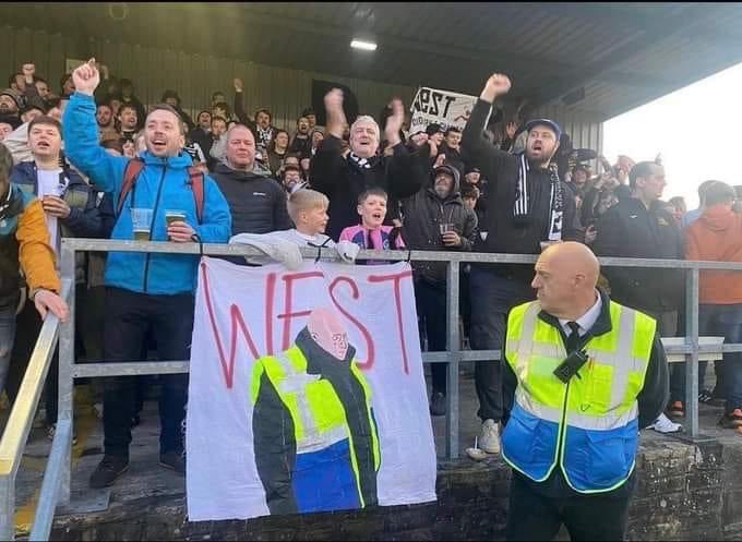 Le regard sur le visage de ce steward regardant une version cartoon de lui-même sur une bannière par les fans de West Didsbury &amp; Chorlton 😎

#drole