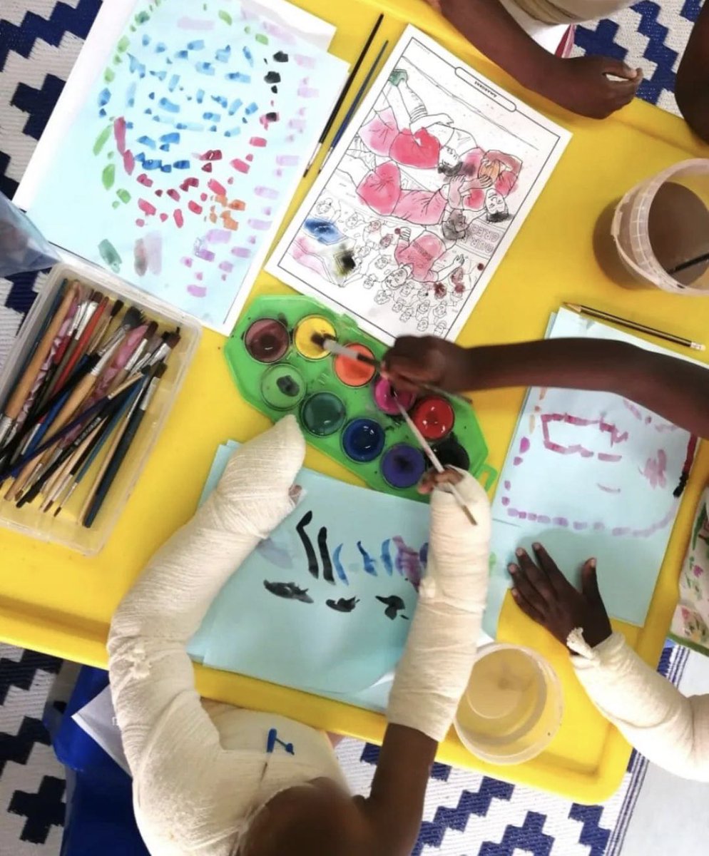 A little 4 yr old girl was afraid to walk because of her injured, bandaged leg, in the playroom at Bara Burns Unit, she managed to paint with her forefinger and hidden thumb. It improved her mood and mobility 💥
#surgeonsforlittlelives #surgeons #surgery #paeds #bara #chrishani