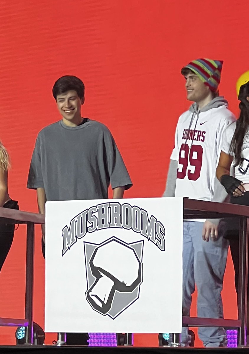 V! 🃏 on Twitter "RT girlnamedles kept pointing at us bc we