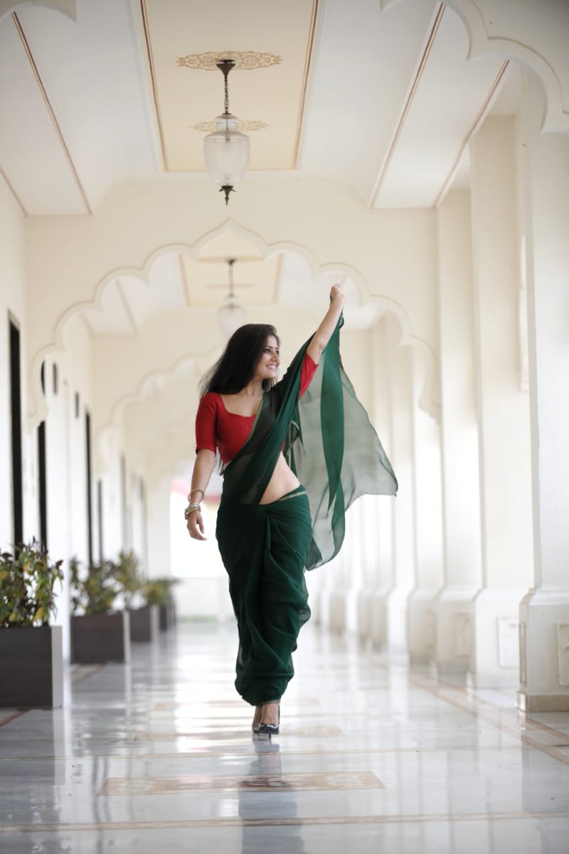 DanceDroll's tweet photo. #archanagupta #Archanagupta #Archanasexy #sareeseduction #sareebeauties #fitness #fitnessgirls https://t.co/l3ePo71Rmd