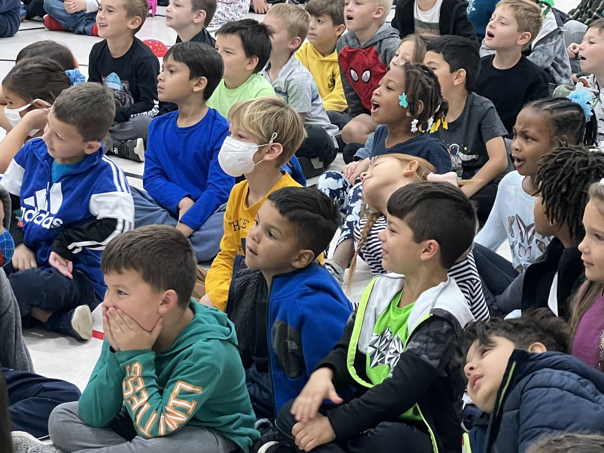 Central_ES_202's tweet image. 💚💪🏽💚Students learned to Never give up, Encourage others, and Do your best @thenedshows assembly. Thank you to our PTO for purchasing the assembly for every student at Central Elementary! Check out those smiles! 😁💚😁
#goalsetting 
#yoyotricks