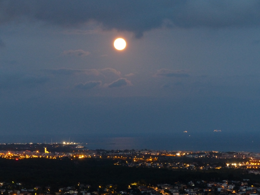 Calafellvalo's tweet photo. Seguin la lluna .
#moon #lluna #luna #calafellvalo #vesprada #ocaso
https://t.co/A4oj6U88e0 https://t.co/LEZ4GnGnIB