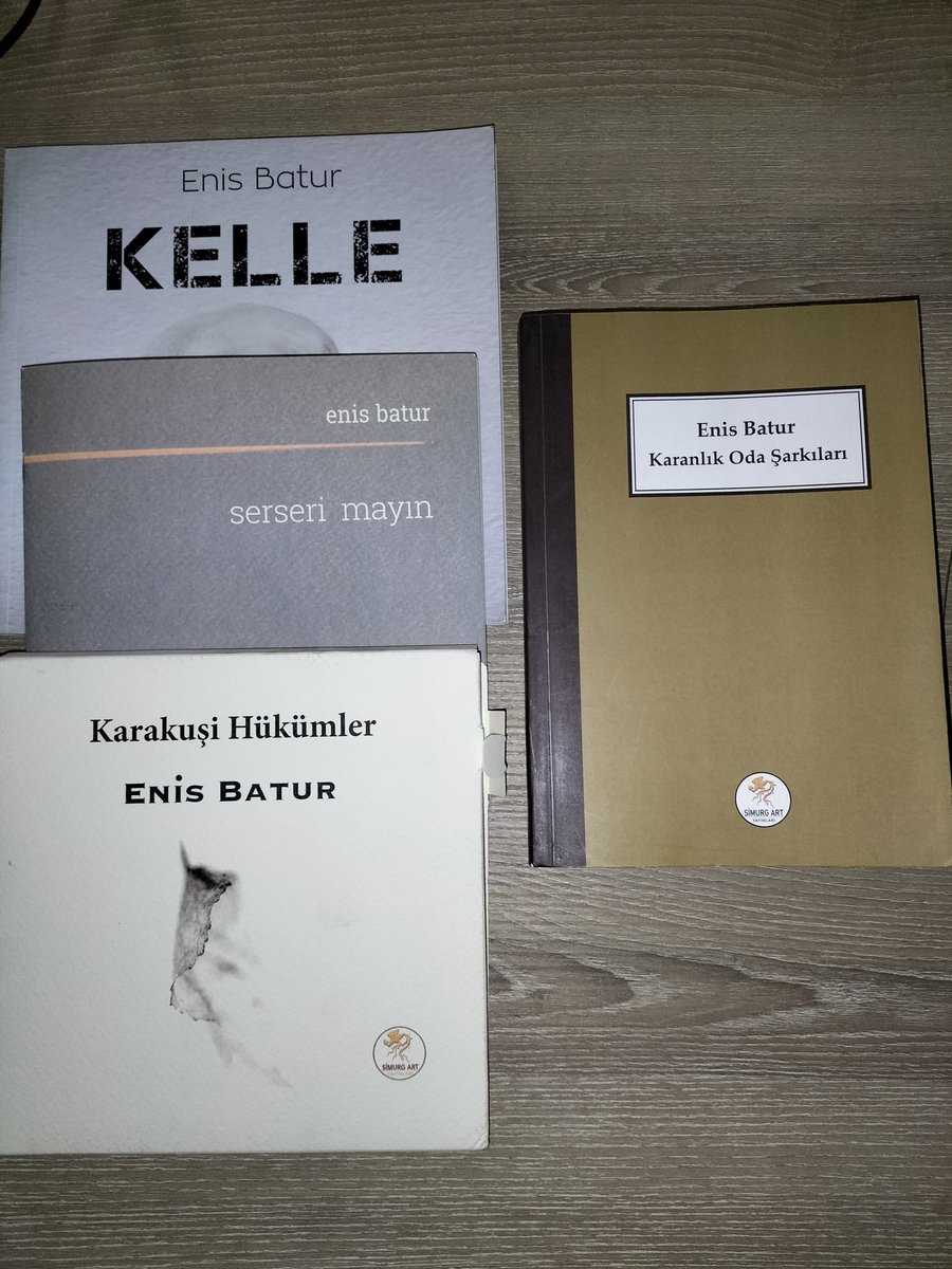 İnsanın kendi meselesinde
yapayalnız kalması diye bir şey var-
şey diyorsam toparlasın için:
Hal, durum, koşul
hiçbirinde hepsi ve hiçbiri,
söylense söylenir, söylenmez,
bazı arifler sessiz ve zarif olur,
görülebilirdi, görememişsiniz. #enisbatur #karanlıkodaşarkıları
<a href="/SimurgArt/">Simurg Art Yayınları</a>