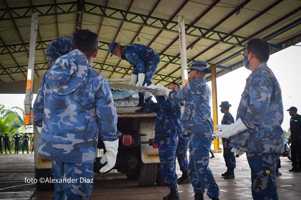 NicaSoberana's tweet photo. Fuerza Naval Distrito Caribe en cumplimiento de Su lema "Somos el Pueblos mismo, uniformado trabajando en su propio beneficio" realizó el descargue de más de 12mil láminas de zinc; parte del Plan Techo para las familias afectadas en Bluefields por el paso del Huracán Julia https://t.co/7YEds6YPt7