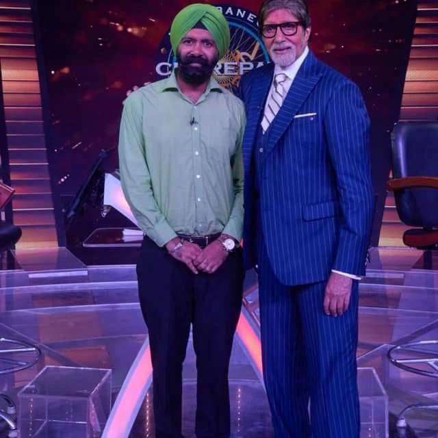 DavinderSS's tweet photo. Wishing you a very #HappyBirthday @SrBachchan. You are a true entertainer and a gem of a person. A down to earth personality with a pleasing smile. The #kbc memories with you, I will cherish them for life. https://t.co/5NfxFCZQtu