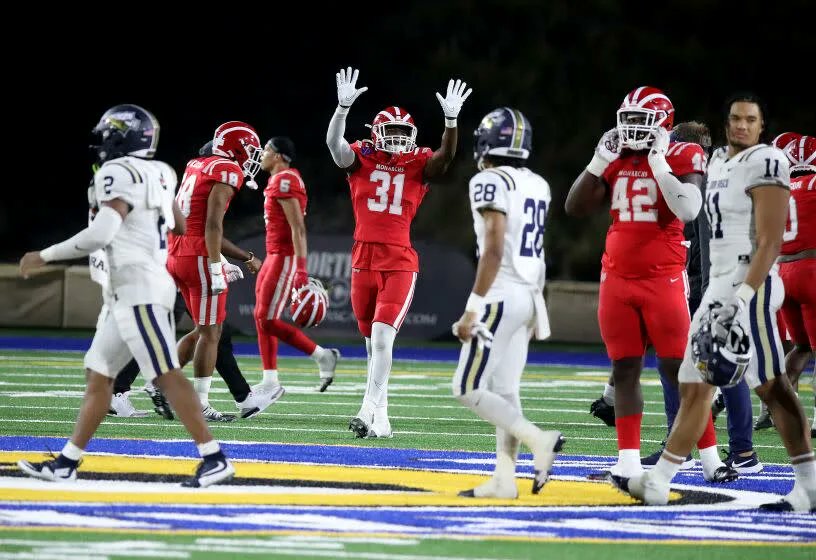 It was exhilarating to watch the battle between two world-class programs @MDFootball & @boscofootball at Santa Ana Stadium on @FieldTurf #LeadingChoiceForFootball 🏈 - #fieldturf #highschoolfootball #youthfootball 📸 Luis Sinco / Los Angeles Times