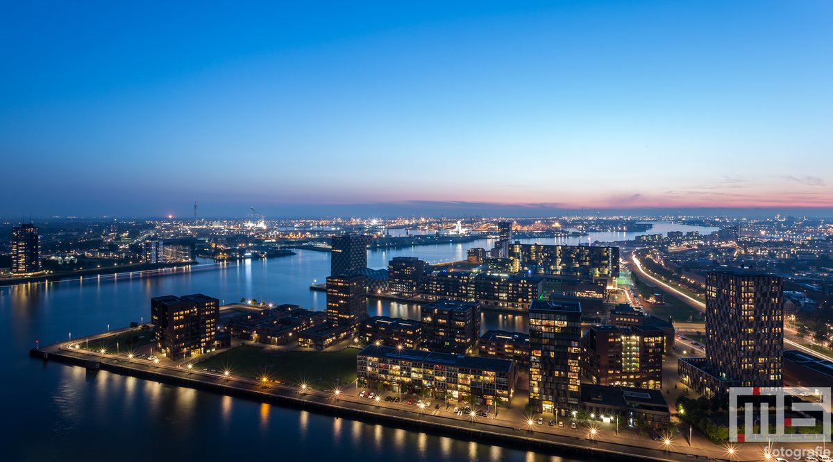Het uitzicht op de #Haven van #Rotterdam #bluehour #weerfoto #blauweuurtje #architecture #fotograaf #photographer 

Meer op: ms-fotografie.nl