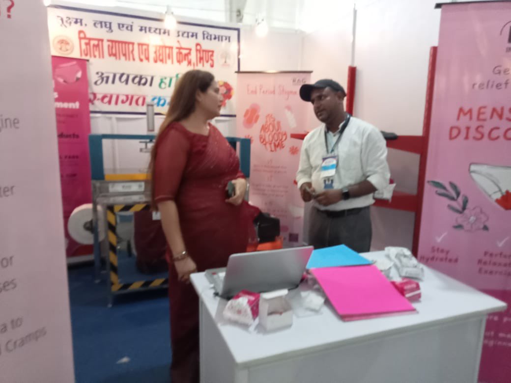 InnovationsRag's tweet photo. भारत रत्न नानाजी की जयंती पर चित्रकूट में ग्रामोदय मेला का शुभारंभ हो चुका है। भिण्ड ज़िला प्रशासन एवं ज़िला उद्योग केन्द्र के समर्थन से @InnovationsRag द्वारा कम लागत की सेनेटरी पैड बनाने की मशीन एवं उच्च गुणवत्ता के कम लागत वाले सेनेटरी नैपकिन्स का प्रदर्शन किया जा रहा है । https://t.co/pYCcYwKfQe