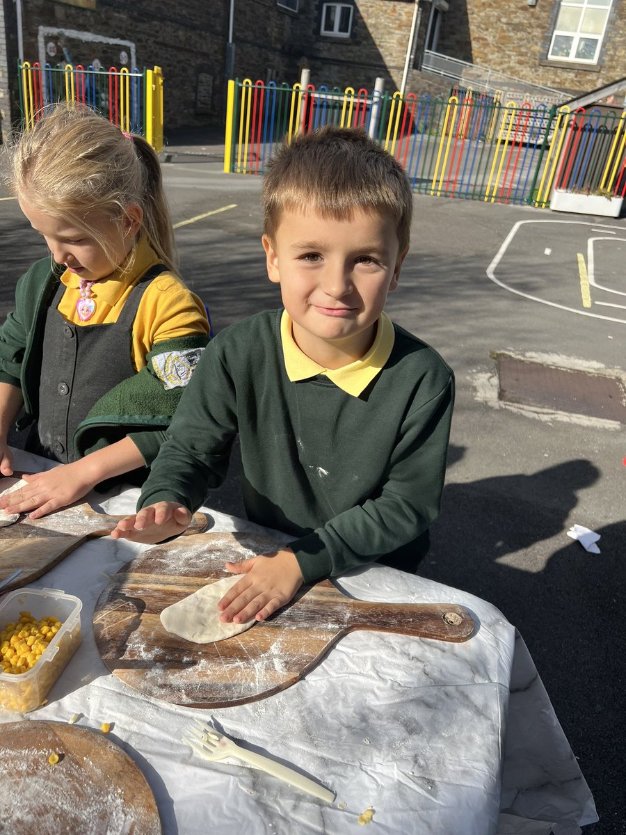 PlasmarlPrimary's tweet photo. @plasmarlyear2 have had a fantastic day! We tried new things and made our very own pizza🍕 @CaeCsa 
#PlasESDGC
#PlasHandWB
#PlasHum https://t.co/zTVHBsZJ1m