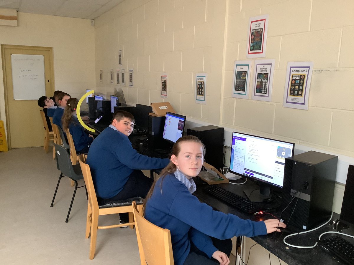 MacswineyCc's tweet image. Fantastic day as our first year classes took part in a peer led coding workshop on scratch and Microbit for code week. TYs demonstrated basic coding concepts to first years and it was great craic 🤖🤖🤖🤖 @microbit_edu @scratch @corketb #codeweek2022 @gc_tms @jcsplibrary_tms_gms