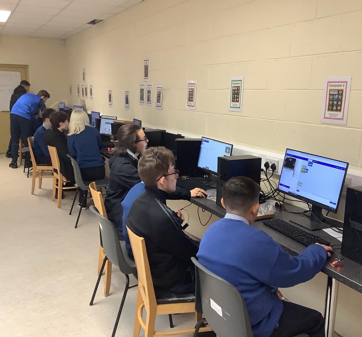 MacswineyCc's tweet image. Fantastic day as our first year classes took part in a peer led coding workshop on scratch and Microbit for code week. TYs demonstrated basic coding concepts to first years and it was great craic 🤖🤖🤖🤖 @microbit_edu @scratch @corketb #codeweek2022 @gc_tms @jcsplibrary_tms_gms