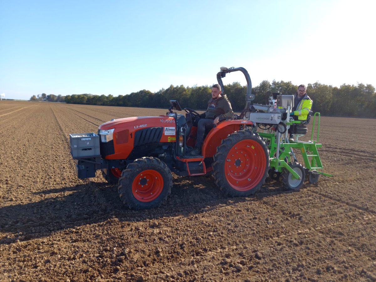 ServtecPvNORIA's tweet photo. C'est la pleine période du semis des essais 🚜 😃
👉 nos futures références #agronomie #progresgenetique
@noriapcoop @HubertLecat @EstelleCleuet @GuillaumeBOYET @ReneePREVOST80 @SucNicolas @DelamareNoriap @semae_officiel @JVansuyt_FD @Semences_France @annetissot3 https://t.co/wauYI05rw7