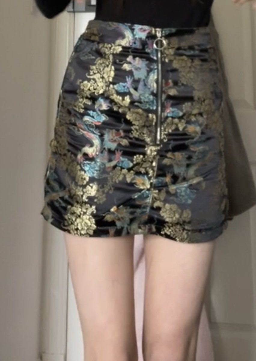 shesamamoth's tweet photo. stupid bodycheck but please tell me there's a difference bc I swear my skirt feels looser now but idk if it's noticeable https://t.co/tzikVuWpKh