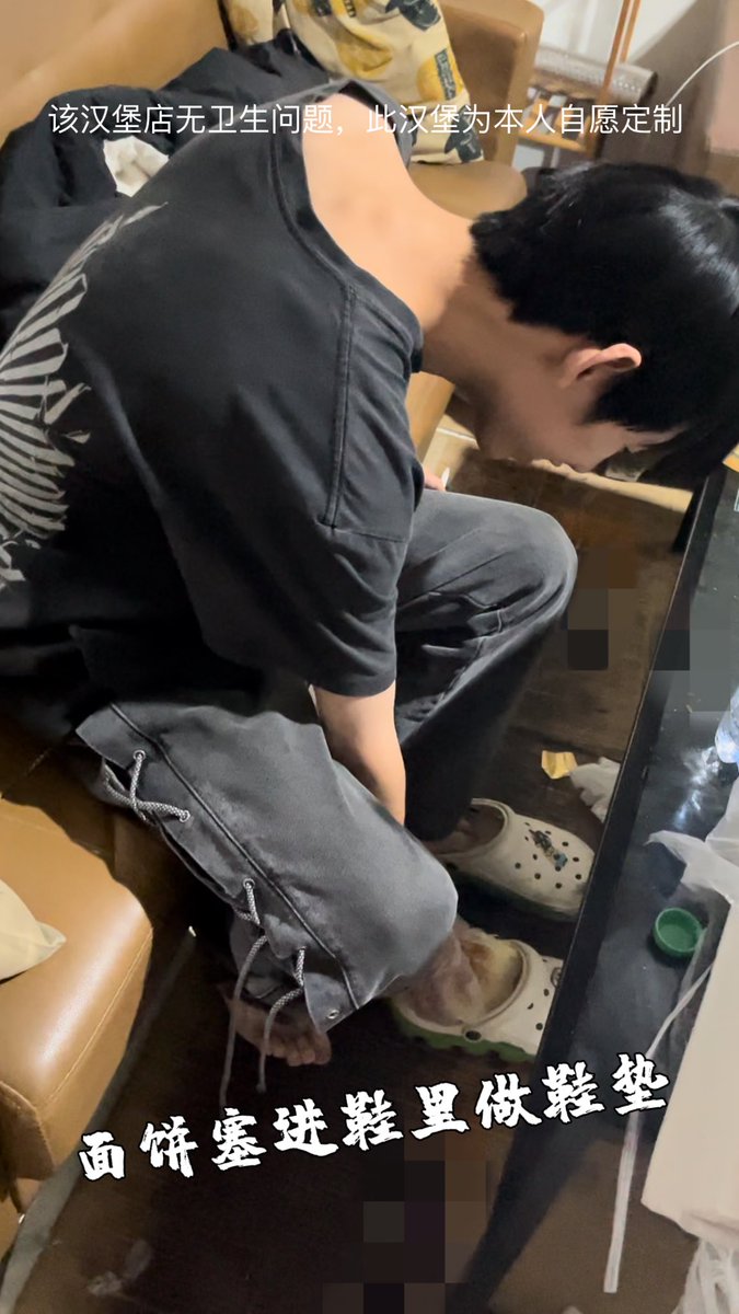 xuedicaiwotou1's tweet photo. 只有最下贱的贱狗才会吃嗟来之食（一）
求汉堡店帅直男给贱狗“定制汉堡”直男把面饼塞进鞋子继续工作，等到吸满脚汗再取出被踩扁了的汉堡，再补几脚确保面饼足够“入���’，把给贱狗吃的汉堡当做烟灰缸，随意地往里面弹烟灰，制作完汉堡贱狗会继续跄在帅直男面前祈求被赏赐更多的烟灰……
（未完待续) https://t.co/vHMX2dIXPU
