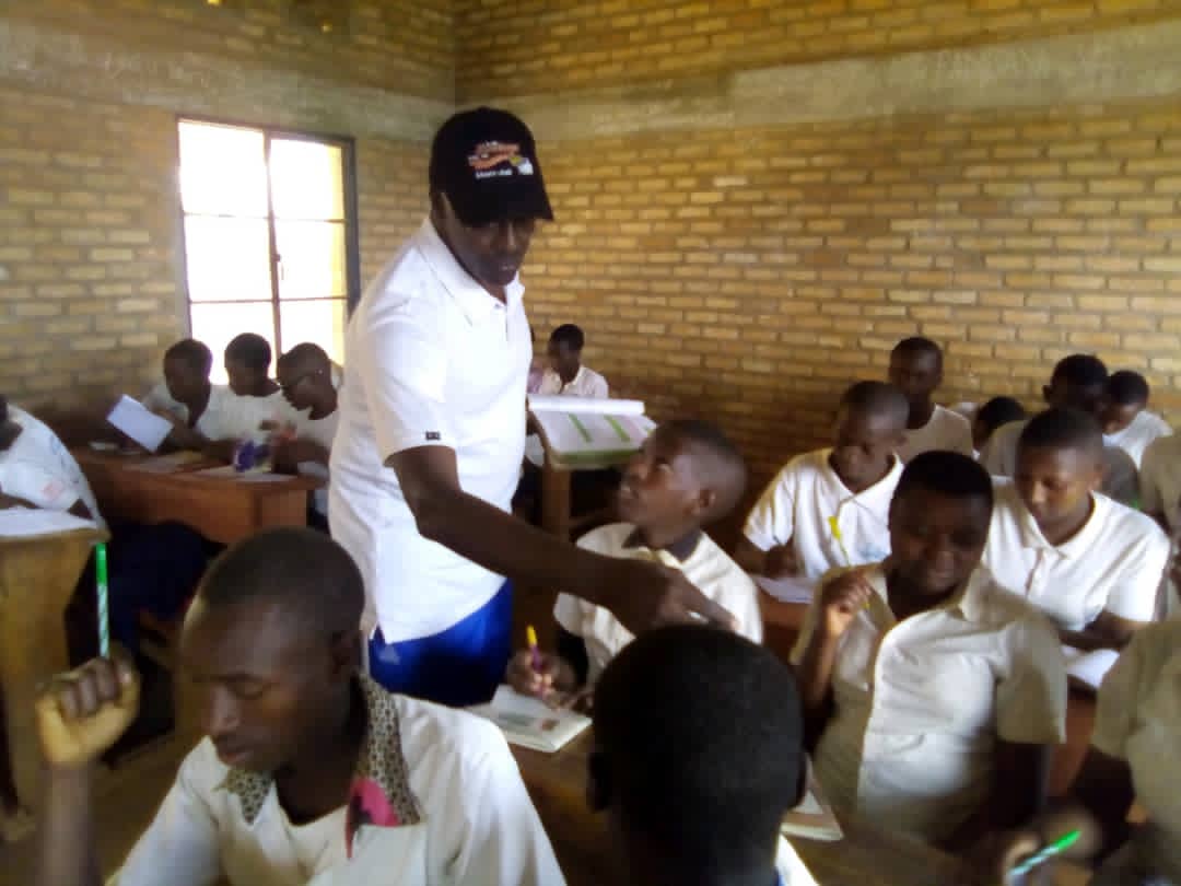 Province_Bururi's tweet photo. Ce mardi 11 octobre 2022, le Gouverneur de la Province #Bururi a effectué une visite surprise à l'Ecofo #Rukere Commune #Mugamba pour s'enquérir de la situation en rapport avec la présence des enseignants et l'état d'avancement des cours depuis la rentrée scolaire... 1/2 https://t.co/0enc3csrWE