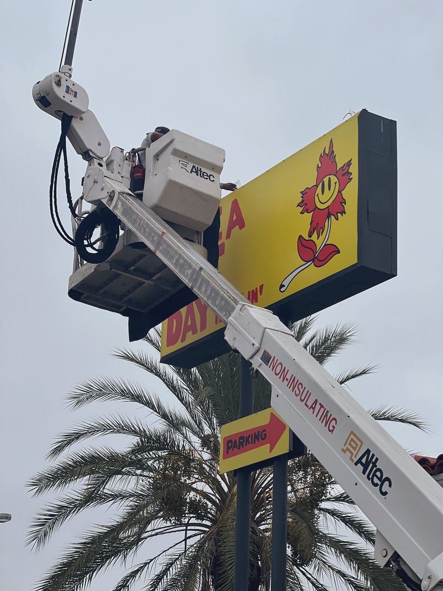 HOWLIN' RAY'S tweet media