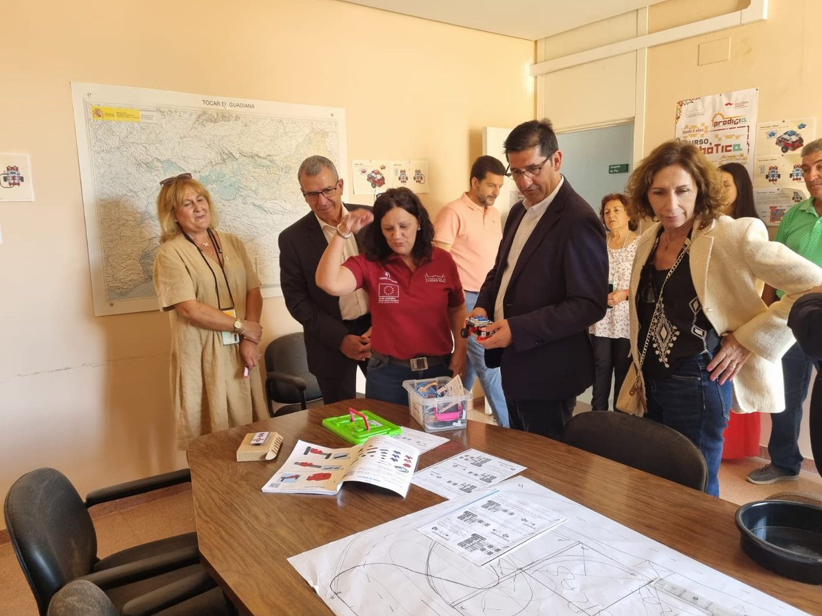 RDemografico's tweet photo. ➡️@Pacoboya ha visitado hoy Ciudad Real con @DiputacionCR para conocer varios proyectos para hacer frente al #RetoDemográfico
📌En #ValdemancoDelEsteras y #CorralDeCalatrava
📢"Estamos generando nuevas oportunidades para los pequeños municipios y el medio rural" https://t.co/ADeMNKiVZ4