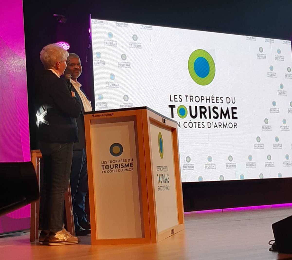 Philippe Chakpla vice-président au Crédit Agricole Côtes d'Armor et Mme Menou de la biscuiterie Menou remettent le prix de l'innovation à l'excellente agence de voyage Kaouann basée à #Dinan @MadeInDinan