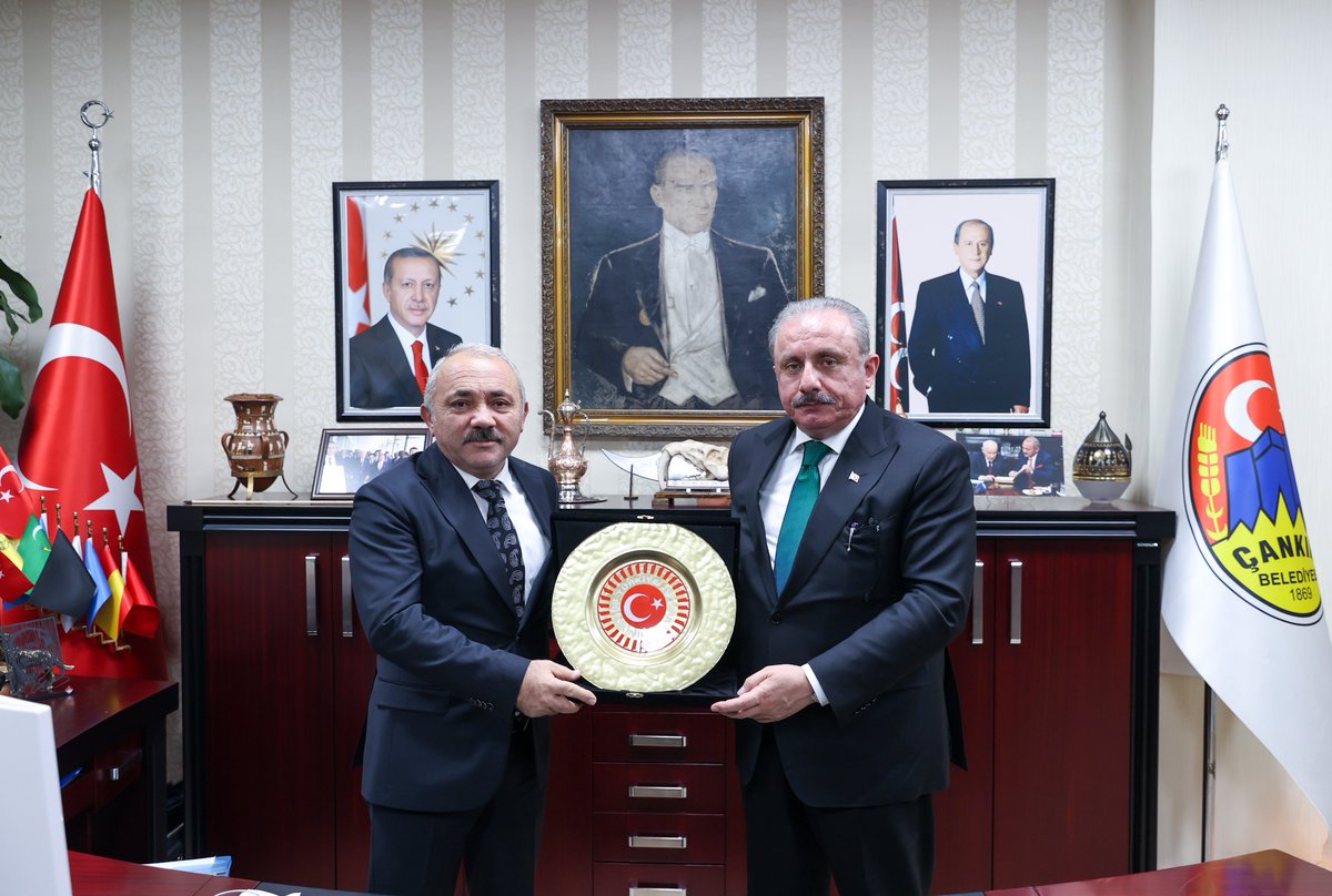TBMM Başkanı Mustafa Şentop, Çankırı Belediyesi'ni ziyaret ederek, Belediye Başkanı İsmail Hakkı Esen'den ildeki çalışmalar hakkında bilgi aldı.