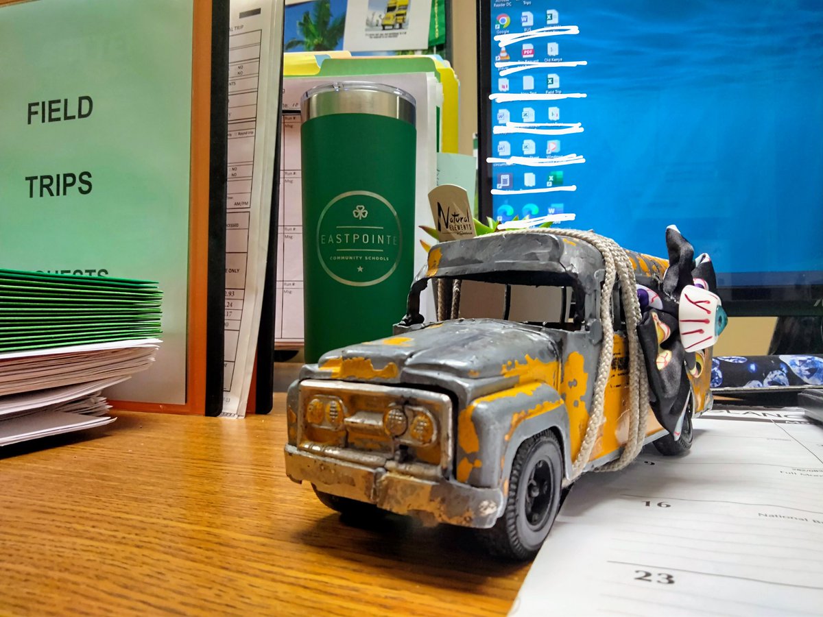 AshleyDeMoss6's tweet image. Working in the office today! #SchoolBus #SchoolBusDriver #SchoolBusDriverLife