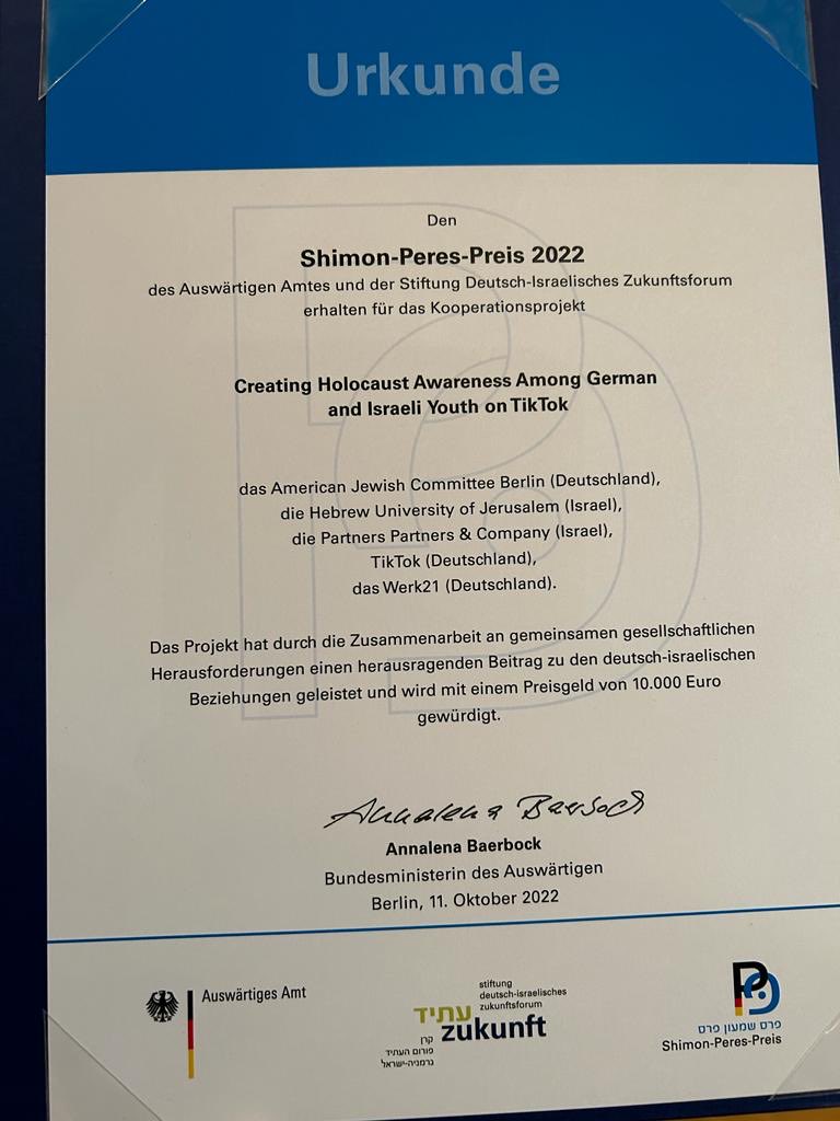 AJC Berlin (@ajcberlin) on Twitter photo Wir freuen uns, mit unseren Kooperationspartnerinnen & -partnern der <a href="/HebrewU/">Hebrew University</a>, Partners Partners & Company, <a href="/tiktok_de/">TikTok DE</a> & <a href="/AgenturW21K/">Agentur W21K</a> heute Abend für das Projekt „TikTok - Shoah Education & Commemoration Initiative” mit dem Shimon-Peres-Preis 2022 ausgezeichnet worden zu sein. Wir freuen uns, mit unseren Kooperationspartnerinnen & -partnern der <a href="/HebrewU/">Hebrew University</a>, Partners Partners & Company, <a href="/tiktok_de/">TikTok DE</a> & <a href="/AgenturW21K/">Agentur W21K</a> heute Abend für das Projekt „TikTok - Shoah Education & Commemoration Initiative” mit dem Shimon-Peres-Preis 2022 ausgezeichnet worden zu sein.