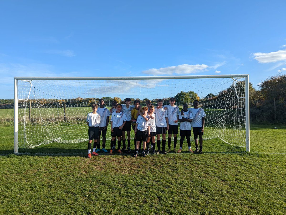 RiddlesdownPE's tweet photo. The Year 10 A team progressed to the second round of the @SurreySchoolsfa cup today with a 4-1 win against Kingston Academy. Goals from Zain ⚽️⚽️ Kyle ⚽️ Ryan ⚽️ MOM Cleagle #undefeated #lookingstrong 💪🏻 https://t.co/H4CQQEncZY