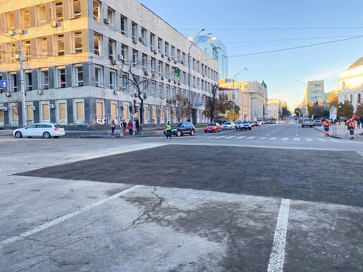 IAPonomarenko's tweet photo. Yesterday, there was a large impact crated left by a Russian missile 
#Kyiv 
The life prevails. https://t.co/FYfC0tEEo4