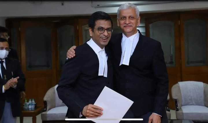 न्यायमूर्ति डी.वाई.चंद्रचूड़ होंगे भारत के 50वें मुख्य न्यायाधीश,
यू.यू.ललित ने अपने उत्तराधिकारी के रूप में इनके नाम की सिफारिश की ,
इलाहाबाद उच्च न्यायालय के मुख्य न्यायाधीश रह चुके हैं। 
10 नवंबर,2024 तक होगा कार्यकाल।
#SupremeCourtOfIndia 
#ChiefJusticeOfIndia
#DYChandrachud
