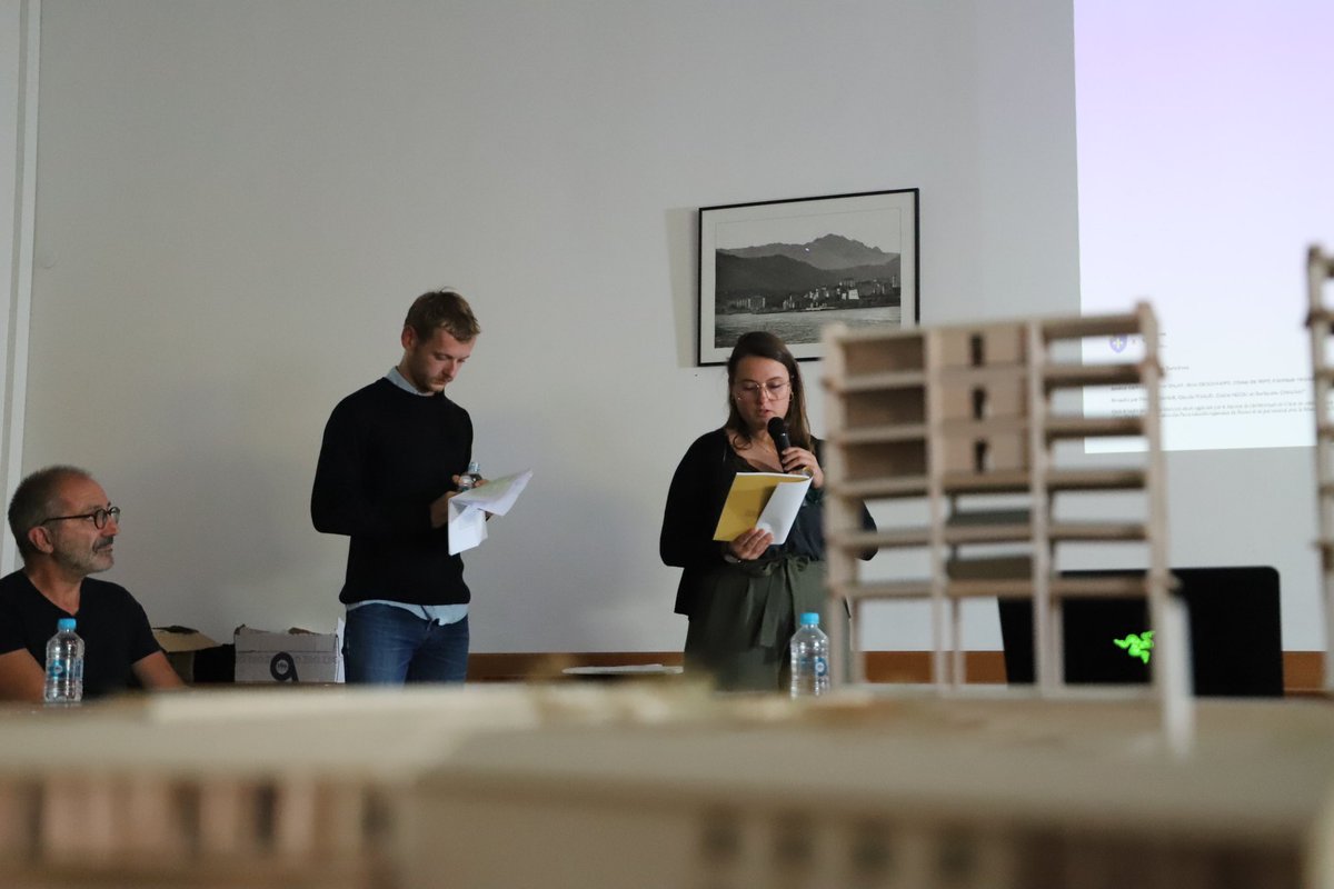 CitaDiLisula's tweet photo. Ateliers #horslesmurs : Hè in a sala di u Cunsigliu municipale di L’Isula chì i studienti di l’@ensaNantes1 è di #Paolitech anu prisintatu i so prugetti è fattu u so diagnosticu di u territoriu. 👉 https://t.co/agmEAdQOcx https://t.co/nyQd126opR