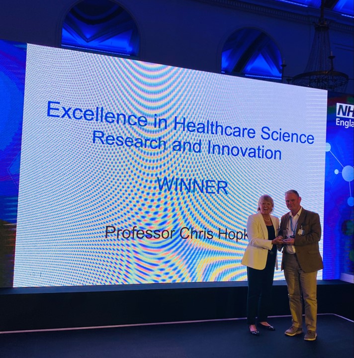 BIHywelDda's tweet image. Llongyfarchiadau mawr i @prof_hopkins Pennaeth Arloesi a @TRITECH_HD am ennill y wobr Rhagoriaeth mewn Ymchwil ac Arloesi Gwyddoniaeth Gofal Iechyd yng Ngwobrau Rhagoriaeth mewn Gwyddor Gofal Iechyd @CSOSue Prif Swyddog Gwyddonol, heno! #CSO2022