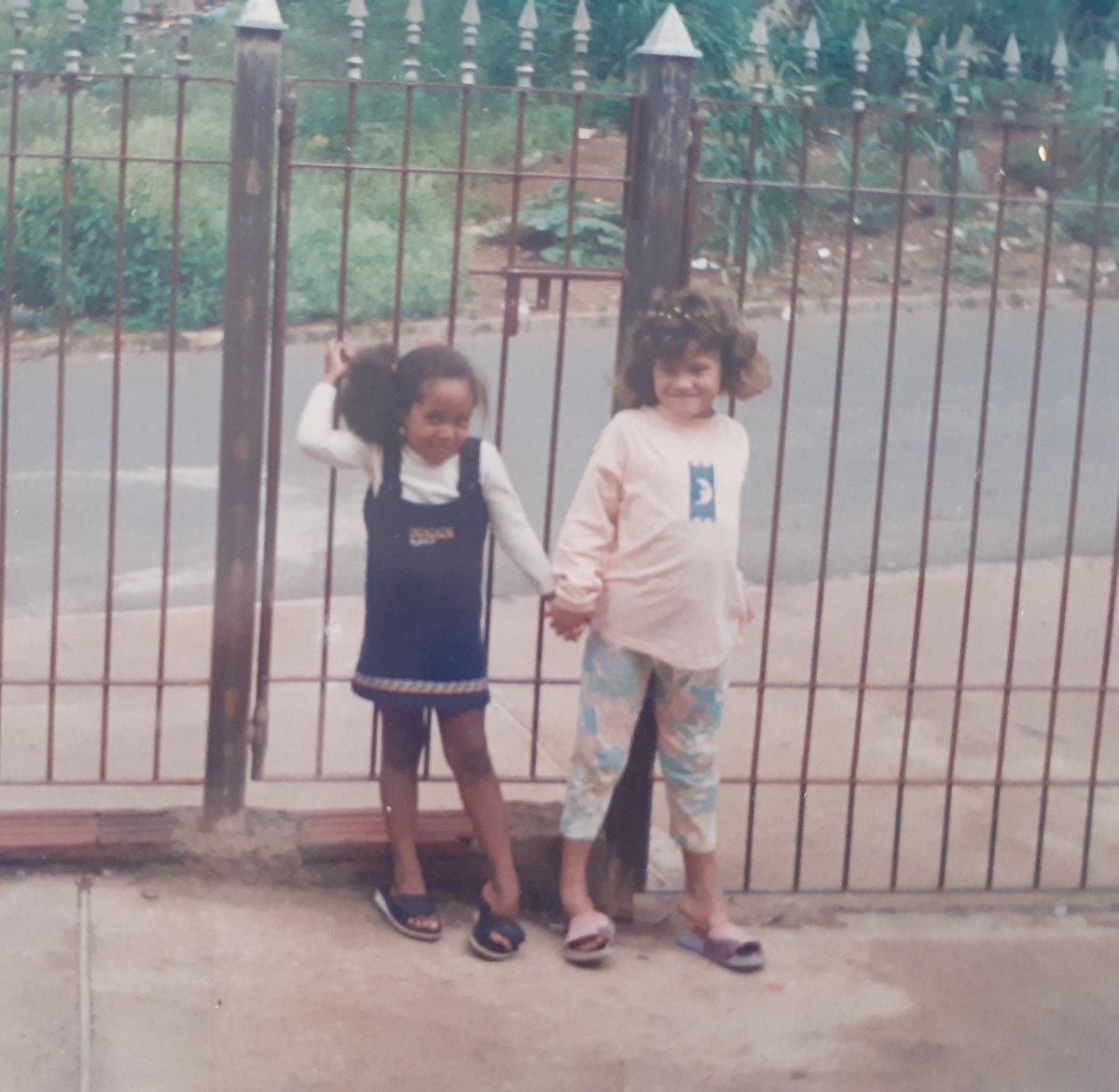 Naaticaroline1's tweet photo. Direto dos anos 90 eu e minha prima Marcela
#eptv1 
#galerinhanaeptv https://t.co/CGBJMcYEOe