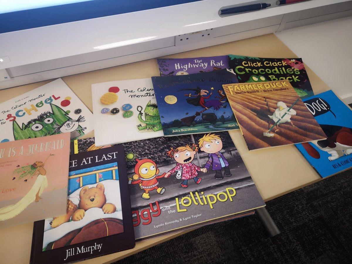 LindsayClancy2's tweet photo. Had a great afternoon talking about shared reading with MEduc 3 today @UofGlasgow  - I feel so lucky that I get to talk about the joy of reading in the classroom as part of my actual job! 📚❤️ #lovereading https://t.co/N5wFTGPpYC