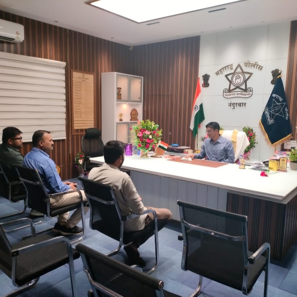 नंदुरबार जिल्ह्याचे कर्तव्यदक्ष पोलीस अधीक्षक IPS श्री.पी.आर.पाटील साहेबांना वाढदिवसाच्या निमित्त शाल व पुष्पगुच्छ  देऊन सत्कार करतांना नंदुरबार जिल्हा युवक काँग्रेसचे माजी जिल्हाध्यक्ष वाजीद सैय्यद 
Happy Birthday to you IPS P.R.ATIL SIR <a href="/NANDURBARPOLICE/">नंदुरबार पोलीस|Nandurbar Police</a>