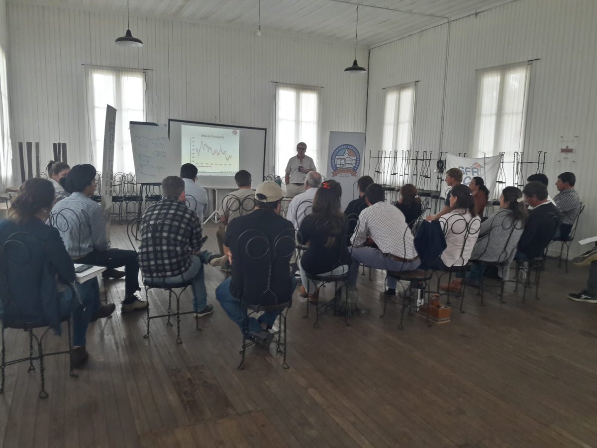 Cierre del Curso presencial "Recría - Invernada de vacunos en pastoreo", el pasado #sábado 8/10, en la Asociación Rural Exposición Feria de📍Paysandú.
#SFRdeColoniaPorvenir <a href="/Paysandu_Udelar/">Paysandú-CenurLitoralNorte-Udelar</a> <a href="/eduperudelar/">Educación Permanente Udelar</a>  
Ing. Rómulo Cesar #Capacitación #PlanAgropecuario