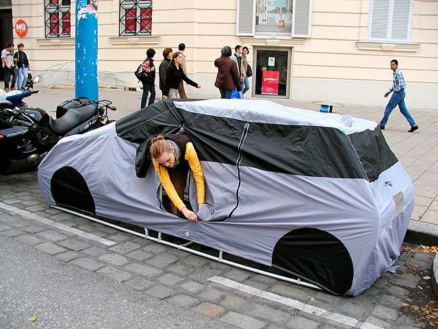 grescoe's tweet photo. There's a housing crisis in many cities.
But cars can park free.
Why not claim public street-space for those who need it?

If you disguise your shelter as a polluting, duly-licensed private vehicle, like artist Michael Rakowitz did... 

...the authorities should be fine with it. https://t.co/Aq9uqquB2O