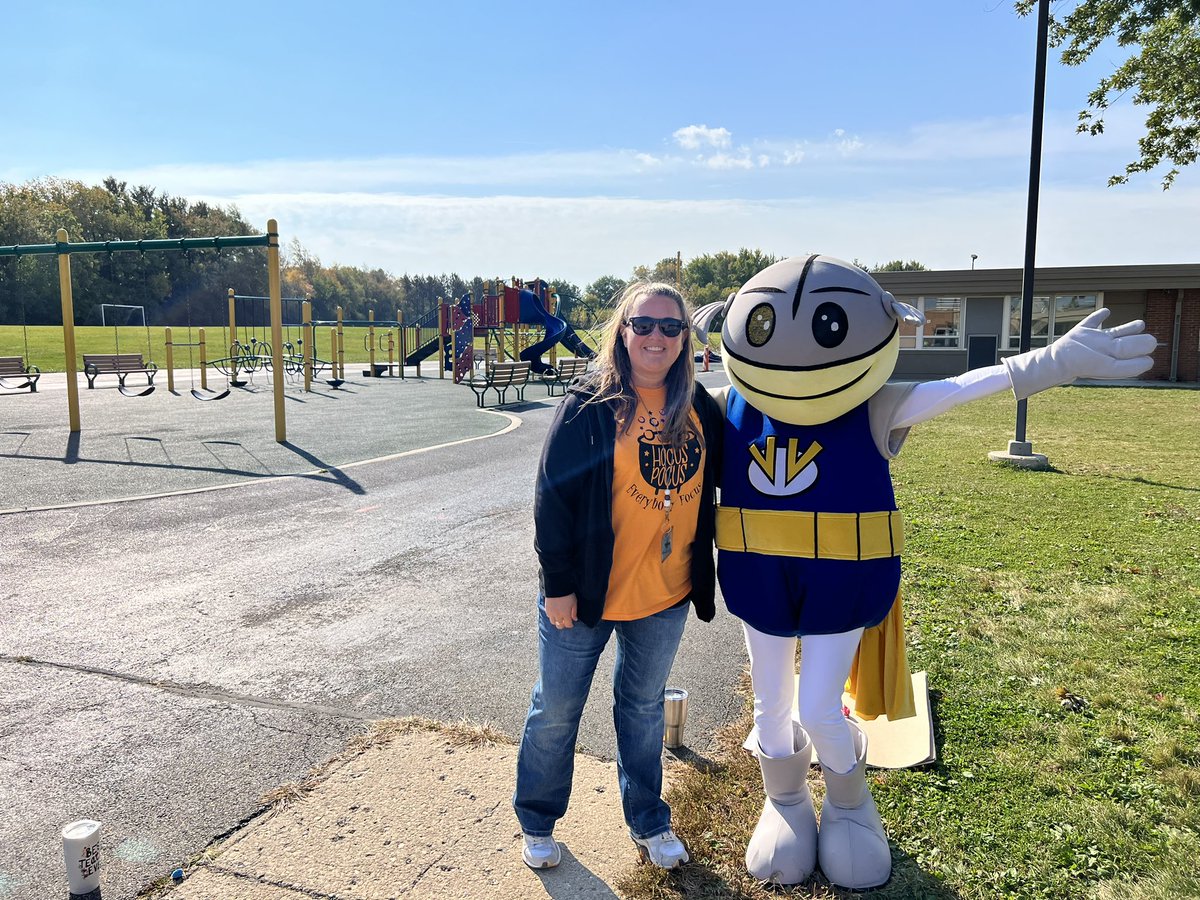 TomlinsonMary14's tweet image. Comet and I had fun talking with each grade level today about STAR behavior on the playground! We all practiced our STAR behavior with a quick recess. We can’t wait to celebrate when each team meets their goal! @VV_Voyagers #starbehavior #sel #pbis #makinggoals #workingtogether