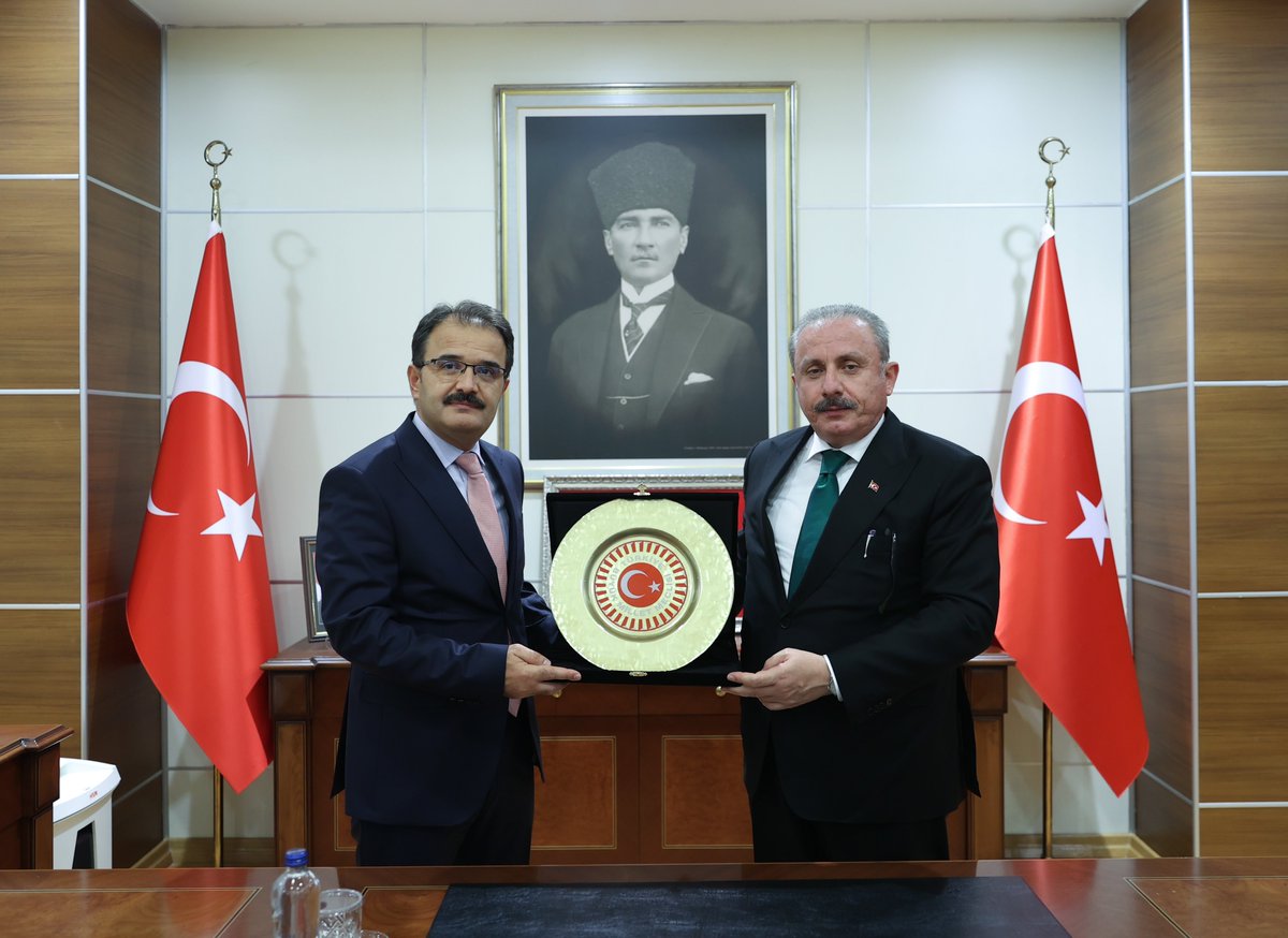 TBMM Başkanı Mustafa Şentop, Çankırı programı kapsamında Vali Abdullah Ayaz'ı ziyaret etti. Şehirdeki çalışmalar hakkında bilgi alan Şentop, valilik şeref defterini imzaladı.