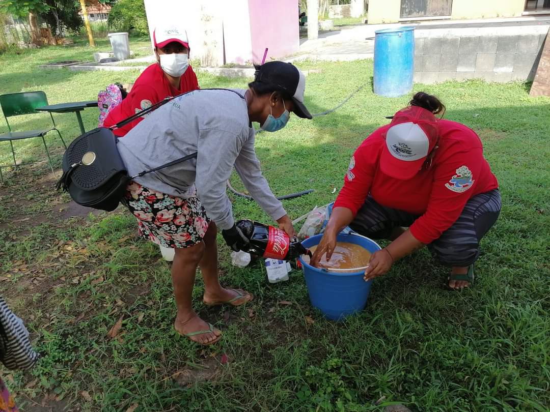 CONANP_mx's tweet photo. La #Conanp, en colaboración con la Universidad para el Bienestar Benito Juárez García, Sede Tututepec, impartió un taller en el PN #LagunasDeChacahua, Oaxaca, sobre la elaboración de un biofertilizante a base de pescado, conocido como #Biofish. 🐟
#ConservarParaVivir 🐠🌊🌿 https://t.co/dU9qa44Etc