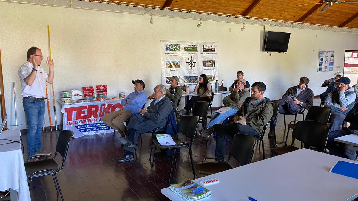 #Hoy en📍Young, Río Negro
Comenzó el Curso "Operarios de sistemas de producción de carne" en la <a href="/RuralRioNegro/">Sociedad Rural de Río Negro</a>
<a href="/cca_uy/">Centro de Capacitación Agropecuaria</a> Dra. Valentina Herrera <a href="/slombardo34/">Santiago Lombardo</a> #Capacitación #PlanAgropecuario 
<a href="/terkouruguay/">Terko</a> <a href="/marfrig_uy/">MBRF Uruguay</a> <a href="/JulioHartwich/">J.Hartwich</a>