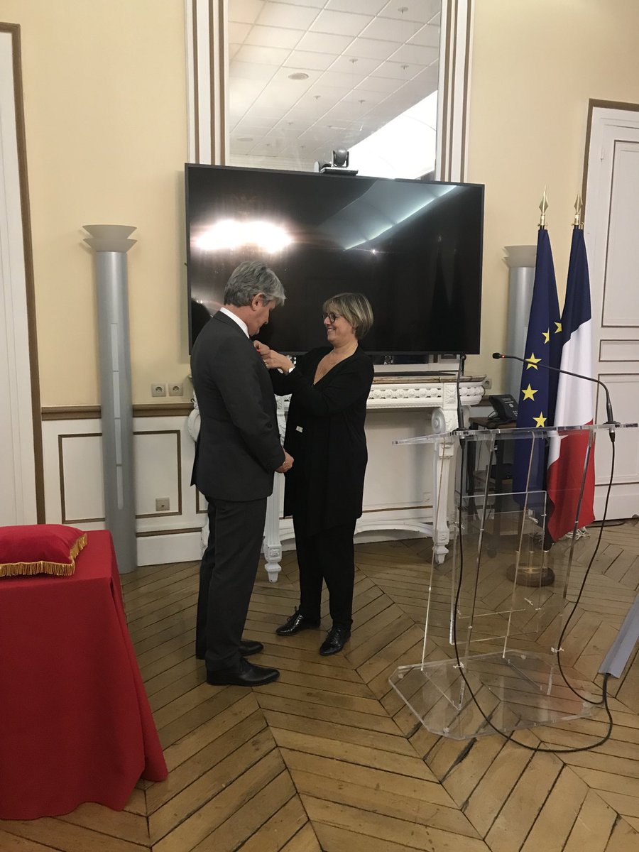 Remise des insignes de chevalier de la Legion d’Honneur au recteur délégué pour l’enseignement supérieur et la recherche G. Fioni par la Ministre S.Retailleau . Merci cher Gabriele pour tout ce que tu apportes à la région académique AURA et bravo !