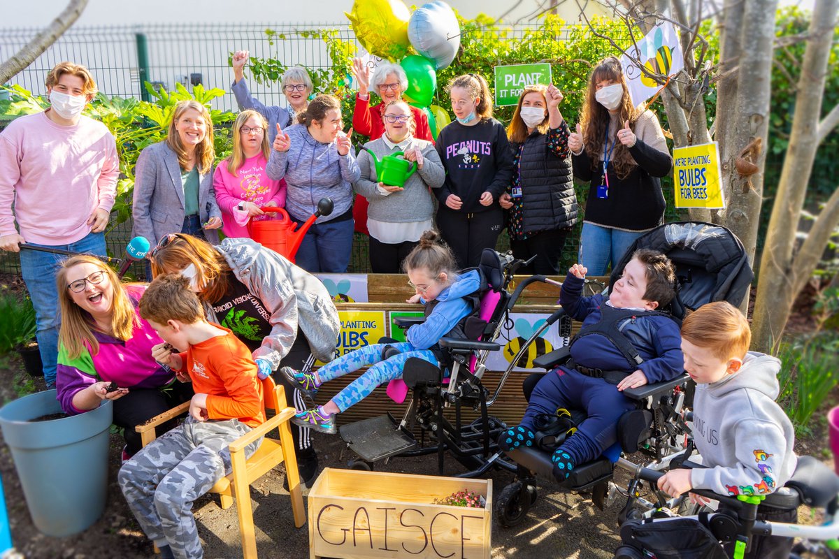 GaisceAward's tweet photo. @centralremedial students were delighted to talk about the importance of planting pollinator-friendly bulbs 🌼 and helping our bees 🐝
We should all be this excited about #biodiversity!🌱
Gaisce was also celebrating 1/2 million planted bulbs under the #BulbsForBees campaign! 🙌 https://t.co/9kb3Vuuct0