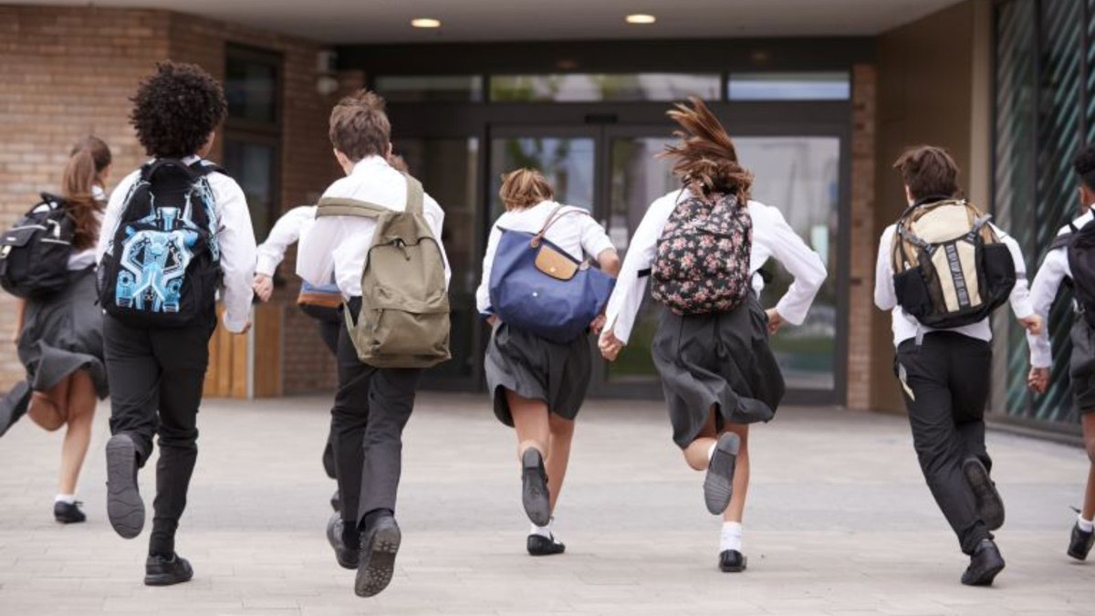 WalsallCouncil's tweet photo. 📚 Parents/carers are reminded to submit their applications for a year 7 school place for their child by the 31 Oct. 

Around 70% of expected applications have been received, with the remaining urged to submit their applications by the deadline. 

👉 https://t.co/wjeeGlAQJ6 https://t.co/102vRqNQhw